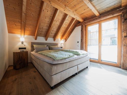 Blick in eines der beiden Doppelzimmer mit Boxpringbett in der Saustall-Ferienwohnung