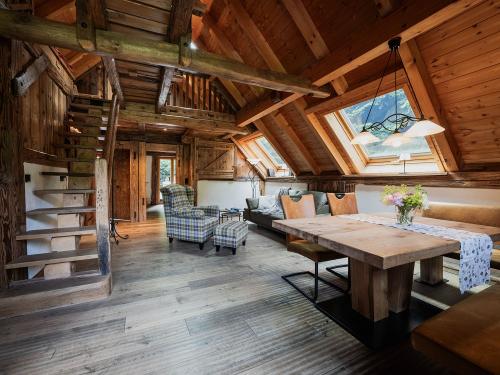 offener Wohnbereich im Ferienhaus Saustall mit Raumhöhe von 4m