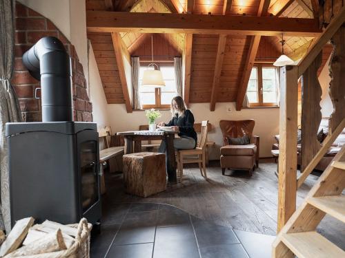 geräumiges Wohnzimmer im Ferienhaus Backhaus mit Specksteinofen