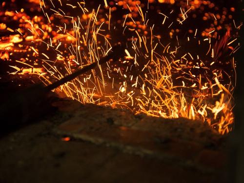 brennendes Feuer im Holzofen, die Vorbereitung fürs Brotbacken
