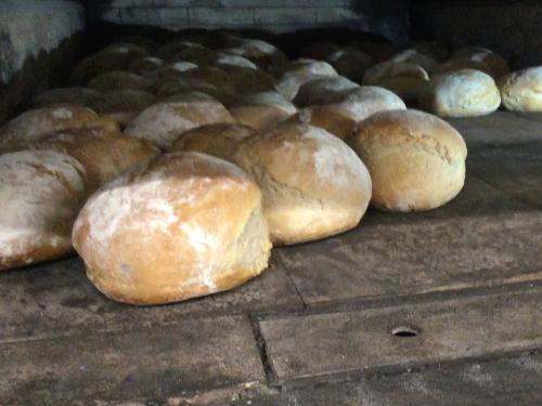 Frisches Holzofenbrot im Ofen