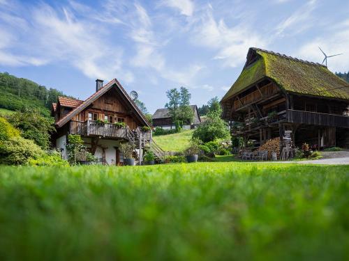 Die Ferienhäuser Backhaus und rechts der reedgedeckte Speicher aus dem Jahr 1608