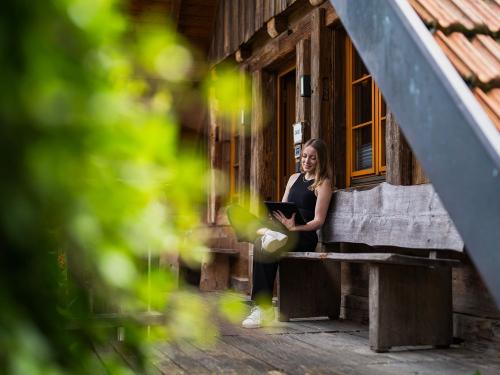Entspannen und lesen auf der Bank vor dem Ferienhaus Saustall