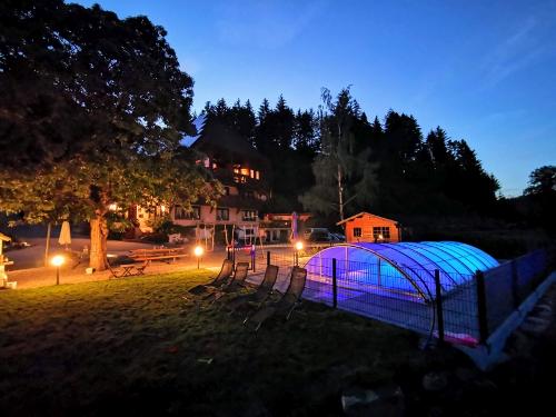 Pool bei Nacht