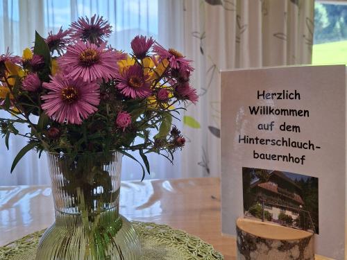 Blumengruß auf dem Esstisch