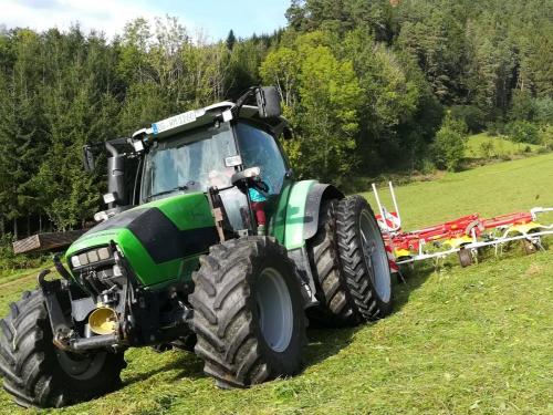 Traktor auf der Wiese