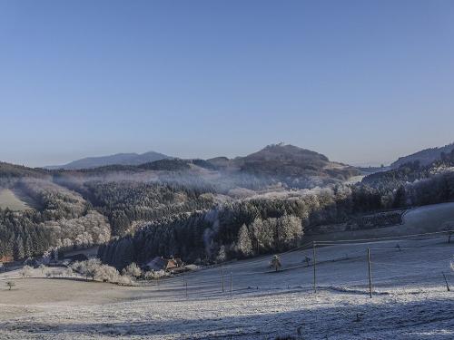 Rauhreif mit Blick in das Tal