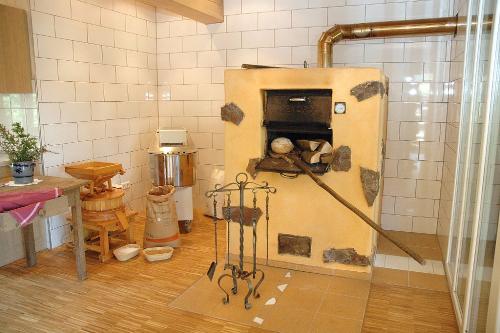 Holzofen im Aufenthaltsraum