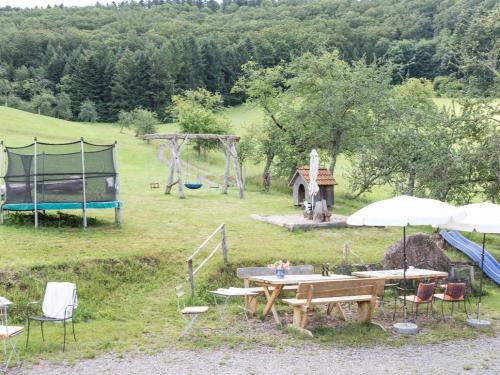 Spielplatz mit Sitzplatz Spielplatz mit Sitzplatz