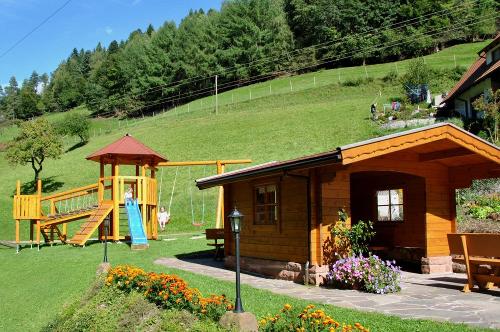 Gartenlaube mit Spielplatz
