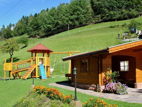 Gartenlaube mit Spielplatz