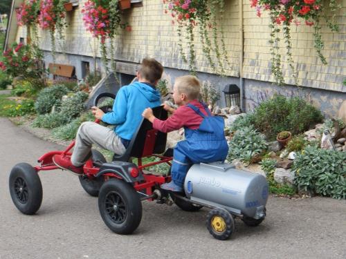 Mit_viel_PS_gehts_scharf_in_die_Kurve