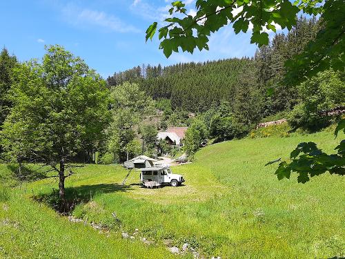 Stellplatz auf der Schwarzwald Wiese Stellplatz auf der Schwarzwald Wiese