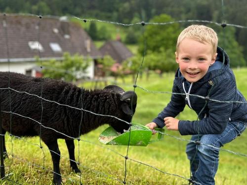 Jonas mit Schaf Emil