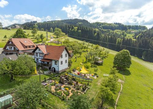 1x Haus Rose und 1x Haus mit 3 Ferienwohnungen