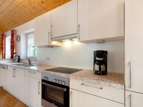 Helle und gut ausgestattete Küche