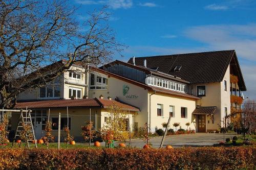 Wohnhaus mit Anbau