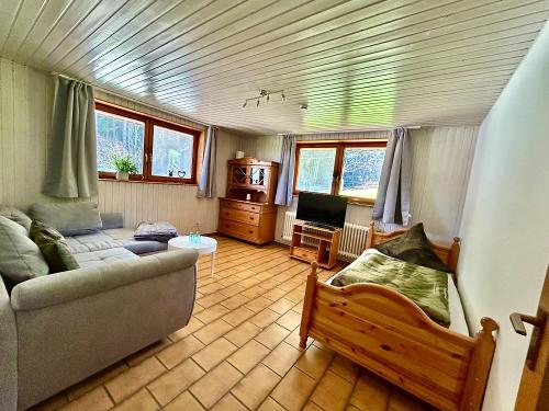 Wohn- und Schlafzimmer mit gemütlichem Ausziehsofa