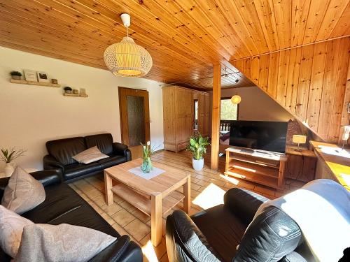 Geräumiges Schlafzimmer Nr. 1 und Wohnzimmer mit Zugang zum Balkon
