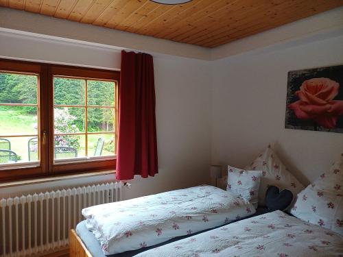 Schlafzimmer mit erhöhten Betten