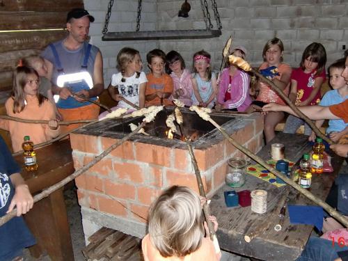 Gemeinsam Stockbrot grillen