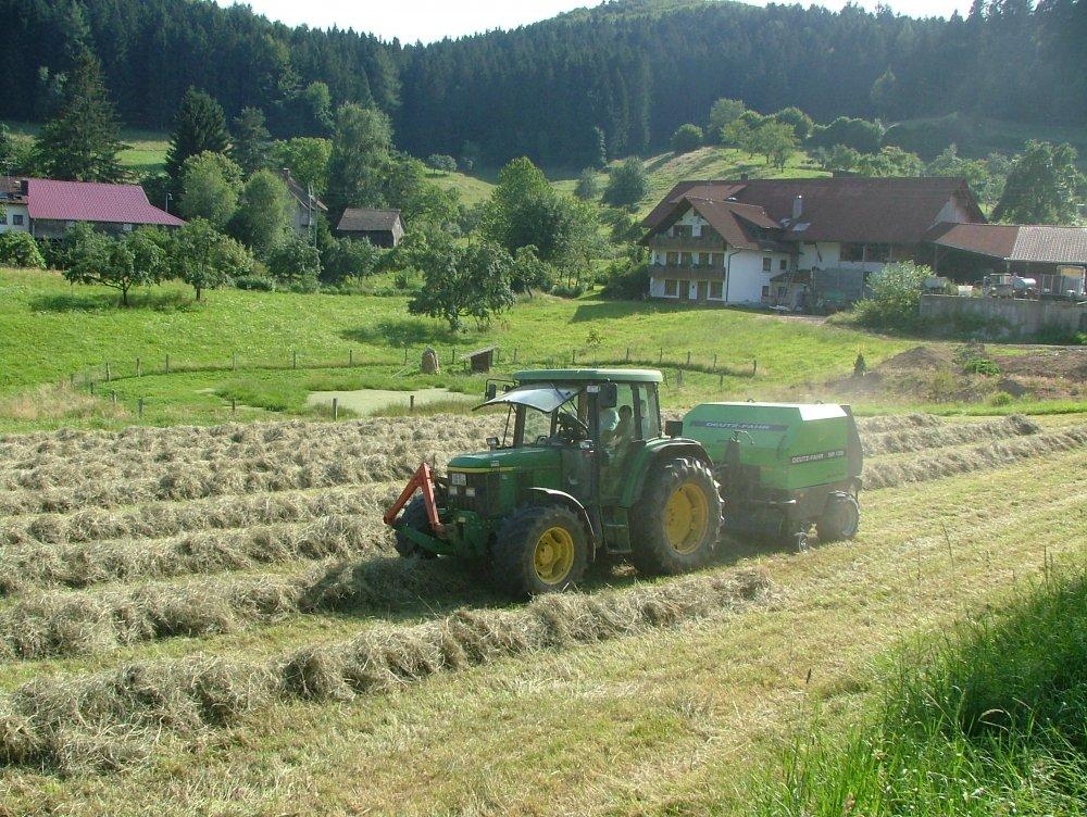 Mit dem Traktor beim Heuen