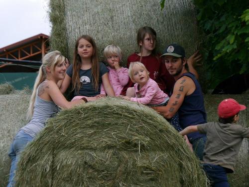 Kinder auf Heuballen