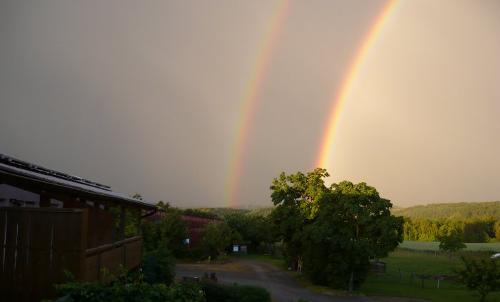 Ausblick auf doppelten Regenbogen