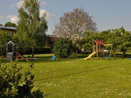 Liege- und Spielwiese mit Schaukel und Rutschen