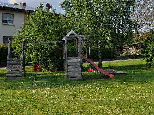 Liege- und Spielwiese mit Schaukel, Rutsche und Kletterturm