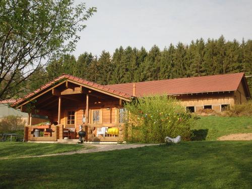 Blockhaus Fuchsbau und Pferdestall