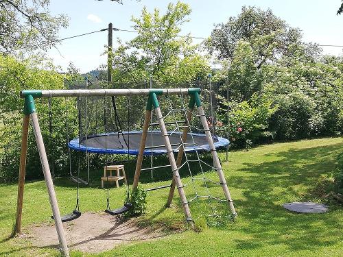 Schaukel und Trampolin
