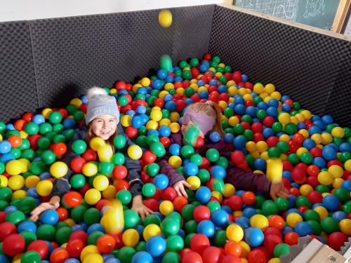 toben im Bällebad