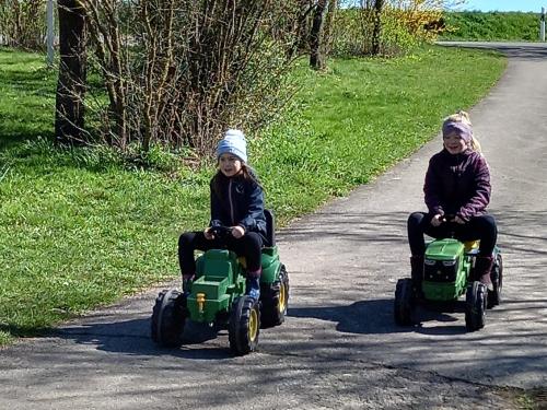 mit den Trettraktor um den ganzen Hof herumfahren