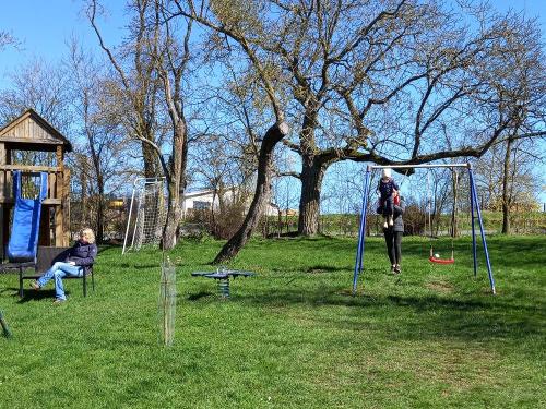 große Wiese zum Spielen & Sitzen