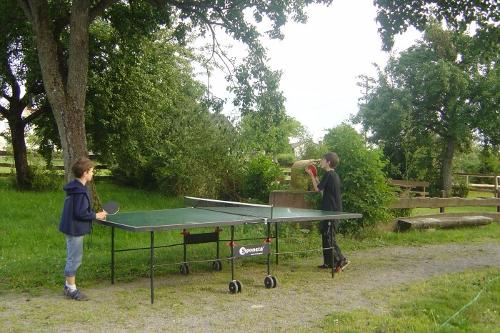 Tischtennis hinter der Scheune