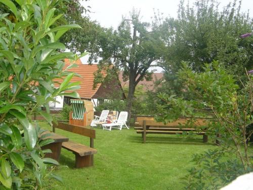 Grillplatz mit Strandkorb und Liegewiese