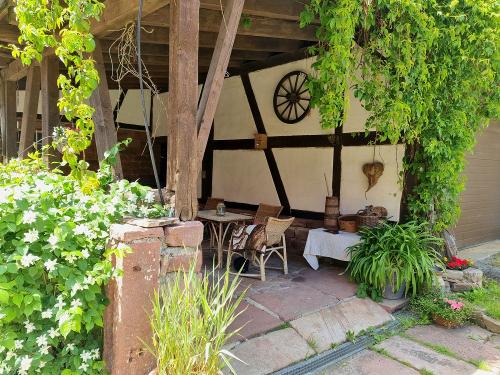 überdachte Sitzecke im Innenhof