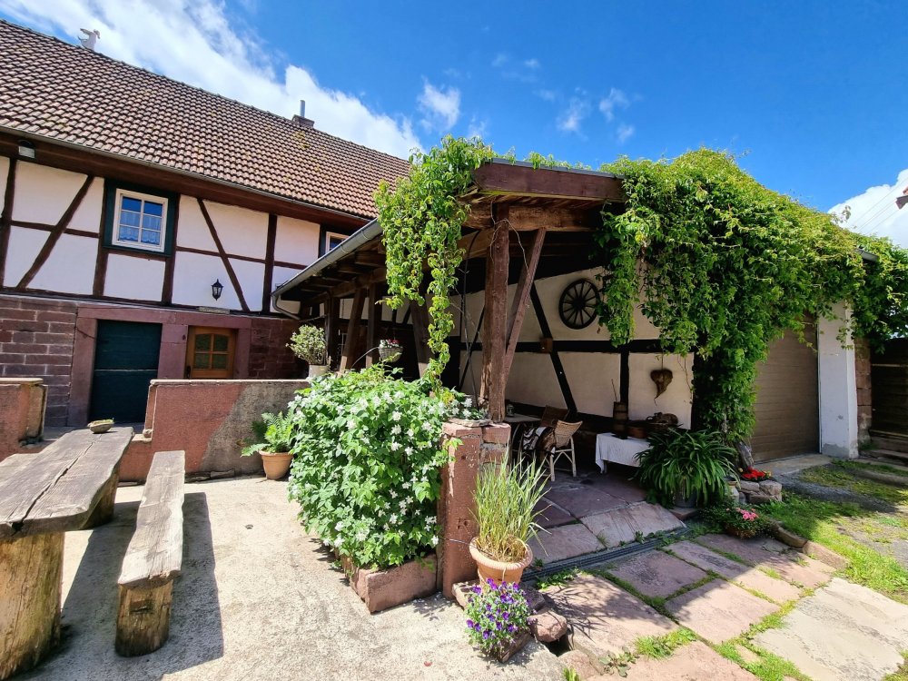 gemütliche Sitzplätze im Innenhof