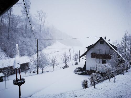 Winterbild-Hof- Winterbild-Hof-