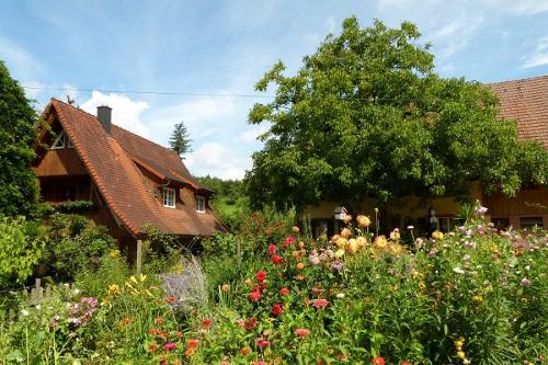 Blühender Bauerngarten mit Backhiesli