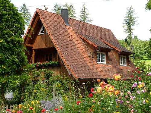 Blühender Bauerngarten vor dem Backhiesli