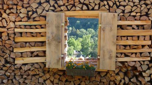 Fenster im Holzstapel