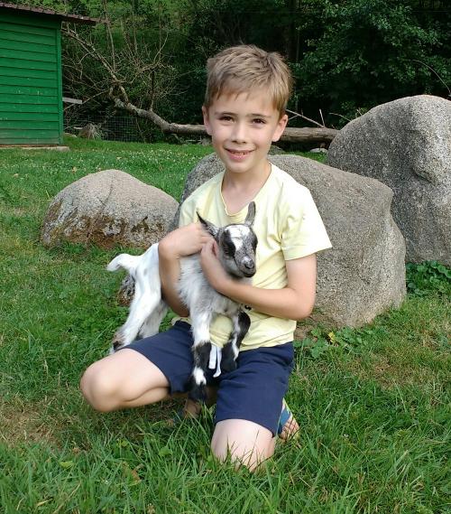 Matteo mit kleiner Ziege Lara
