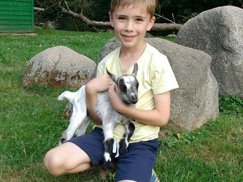 Matteo mit kleiner Ziege Lara