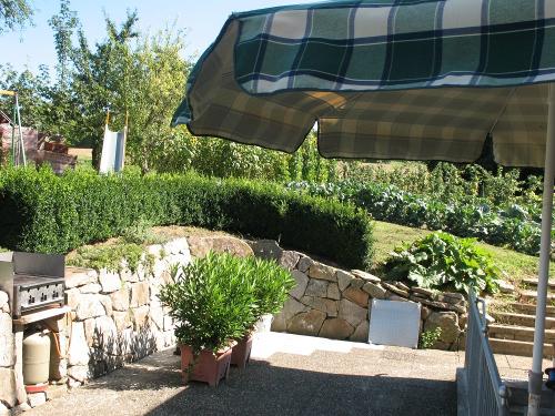 Gartenterrasse mit Grill