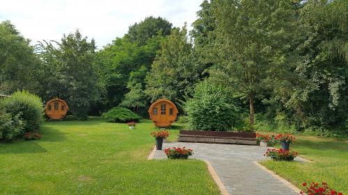 Schlaffässer in Parkanlage