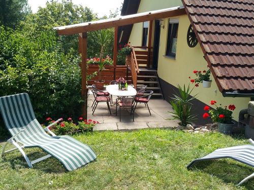 Terrasse und Liegewiese