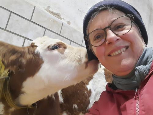 Gastgeberin Ruth mit Kalb
