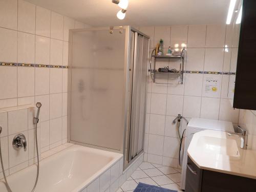 badmitduscheundbadewanneundwaschmaschine